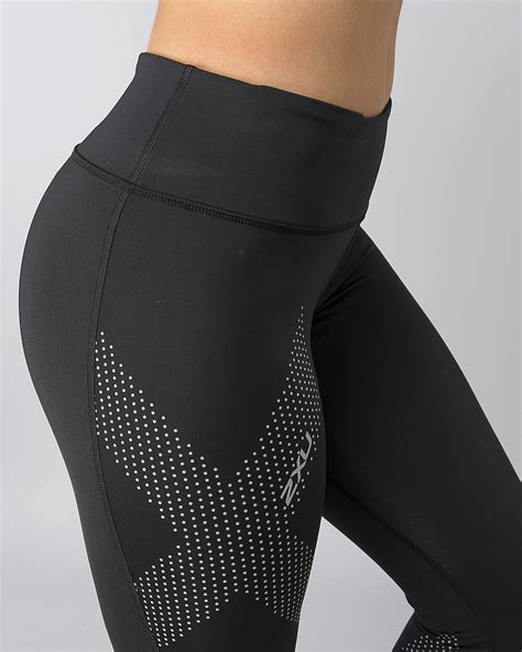 2xu compression tights.